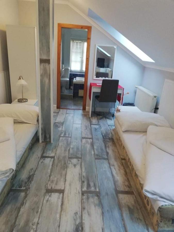 Twins Hotell Hurbanovo Eksteriør bilde