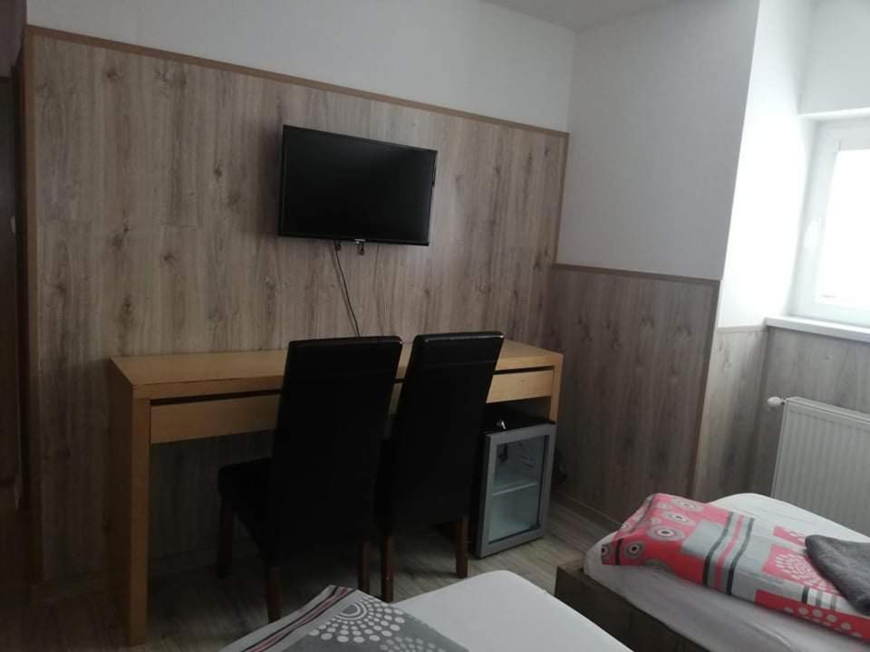 Twins Hotell Hurbanovo Eksteriør bilde