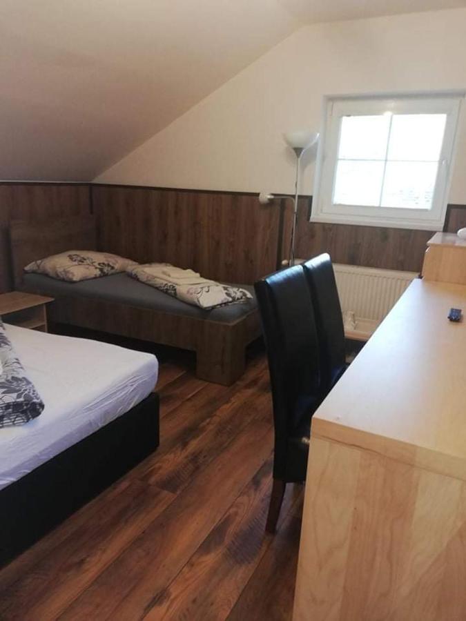 Twins Hotell Hurbanovo Eksteriør bilde