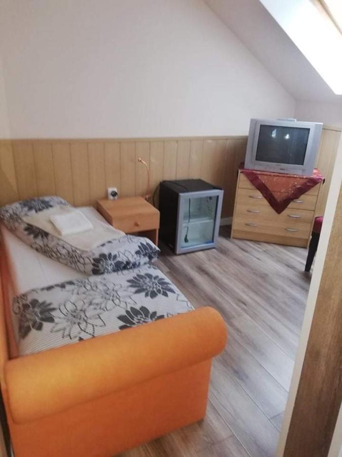 Twins Hotell Hurbanovo Eksteriør bilde