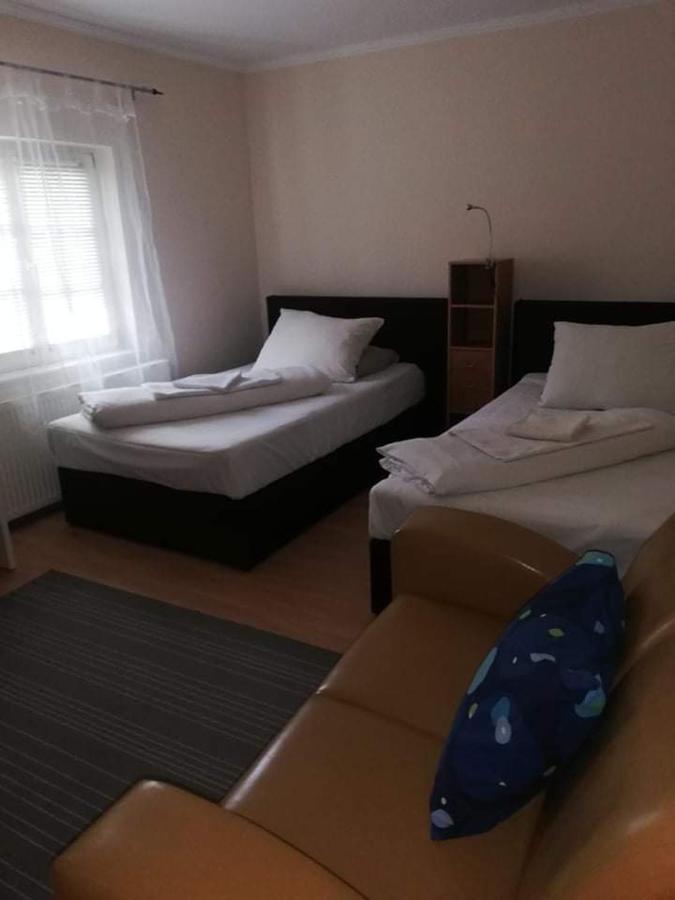 Twins Hotell Hurbanovo Eksteriør bilde